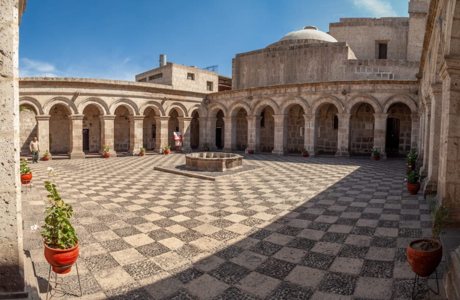 Claustros de la Compañía de Jesús – Donde el tiempo se detiene en Arequipa