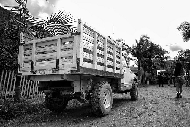 Camioneta trabajando, Oxapampa, Perú