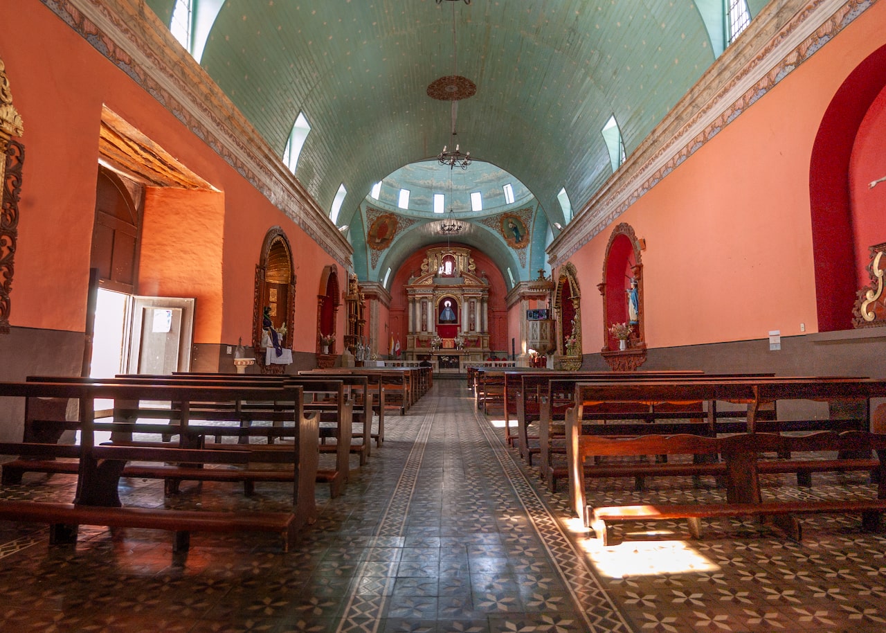 Colores y Silencio: Detalles de la Iglesia de Lunahuaná