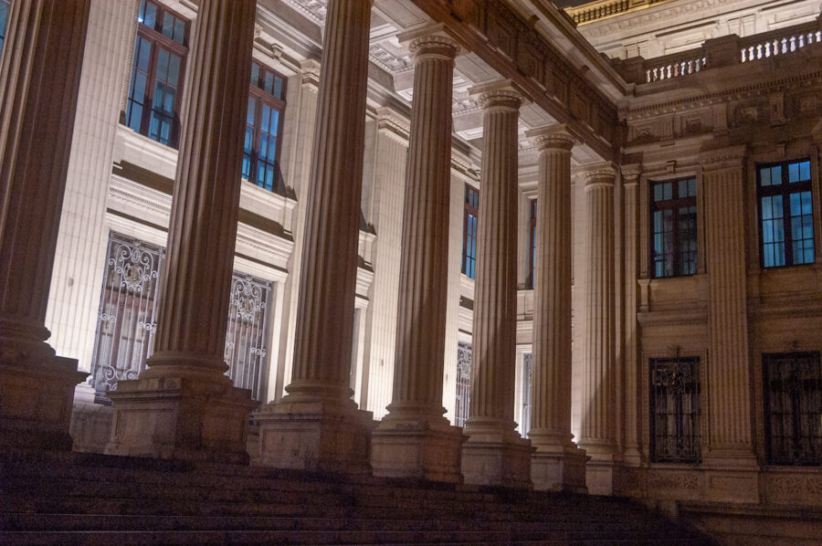 El Palacio de Justicia entre Lluvias: Fotografía Nocturna con la Nikon D100