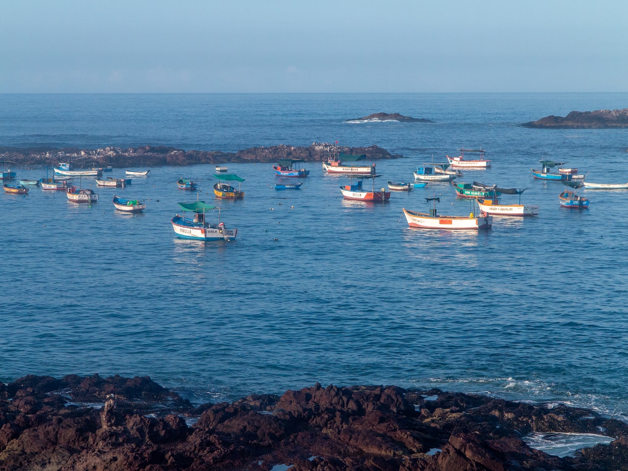 Amanecer en Chala: Barcos Dormidos y Luz Dorada desde el Hotel de Turistas