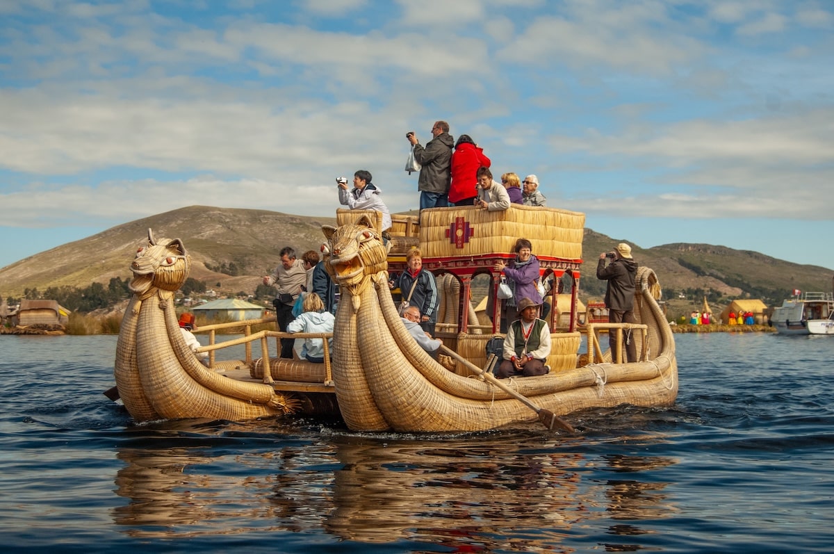 Balsas de totora del Lago Titicaca: historia, significado y vida flotante