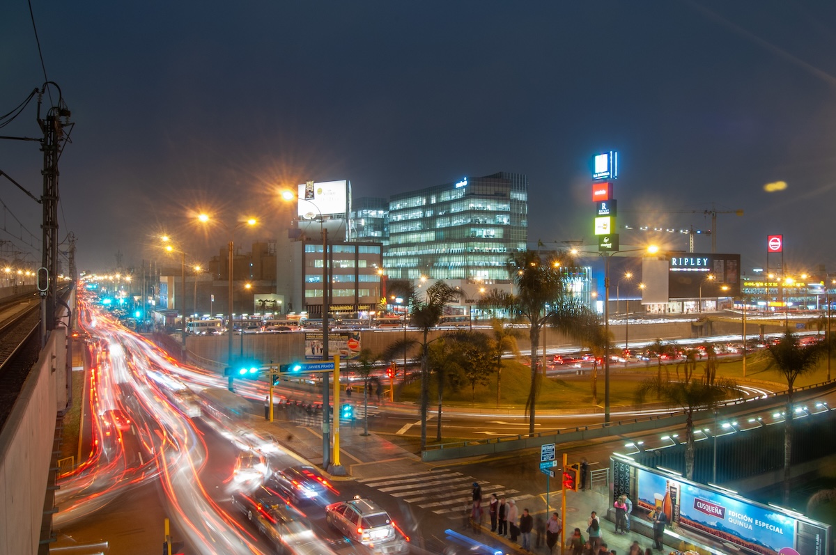 El cruce de Javier Prado con Aviación de noche: fotografiando Lima desde el Metro con una Nikon D300s