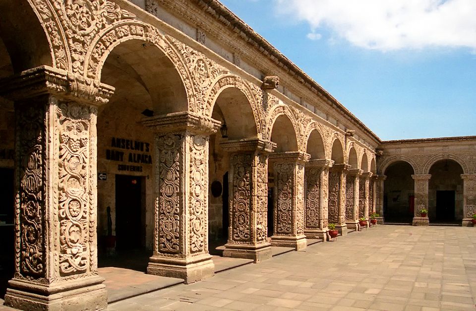 Claustros de la Compañía de Jesús – Donde el tiempo se detiene en Arequipa